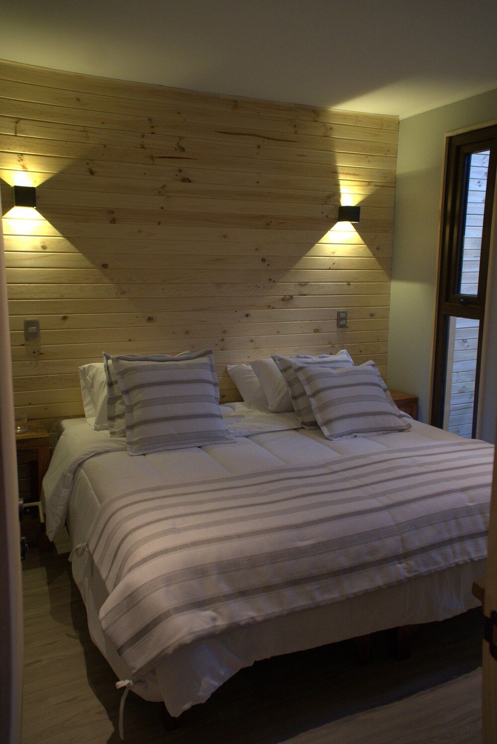 Bedroom with a wooden headboard at Hotel Bacaris