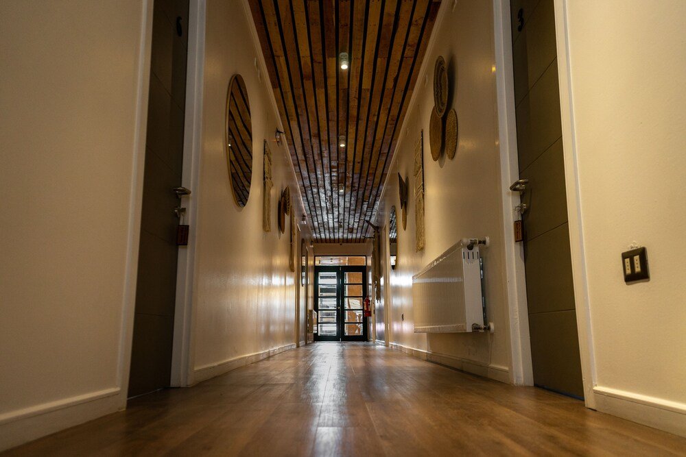 Hallway with wooden floors inside Hotel Boutique Kran Kreen