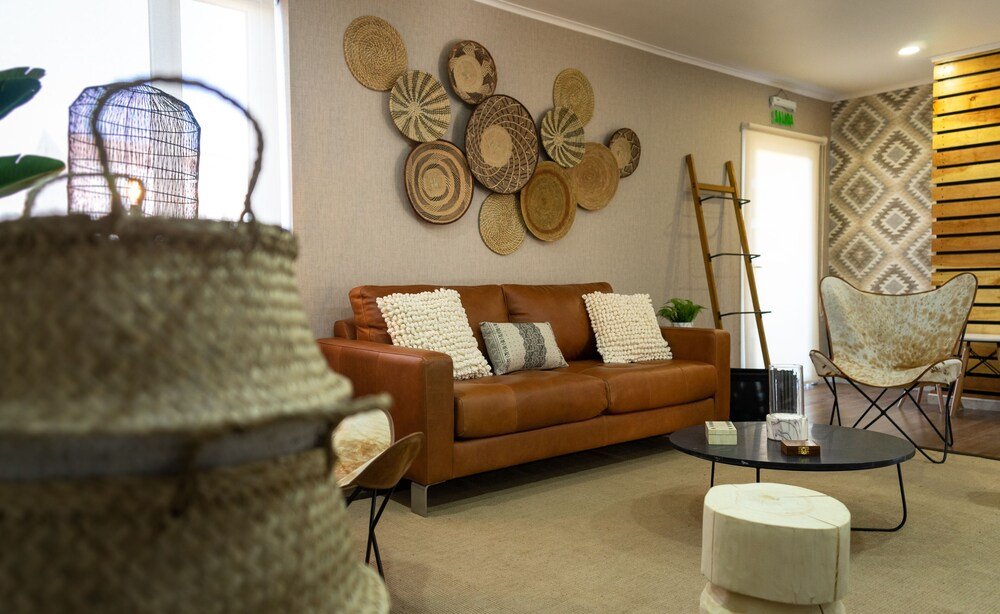 Modern living room with a brown sofa at Kran Kreen
