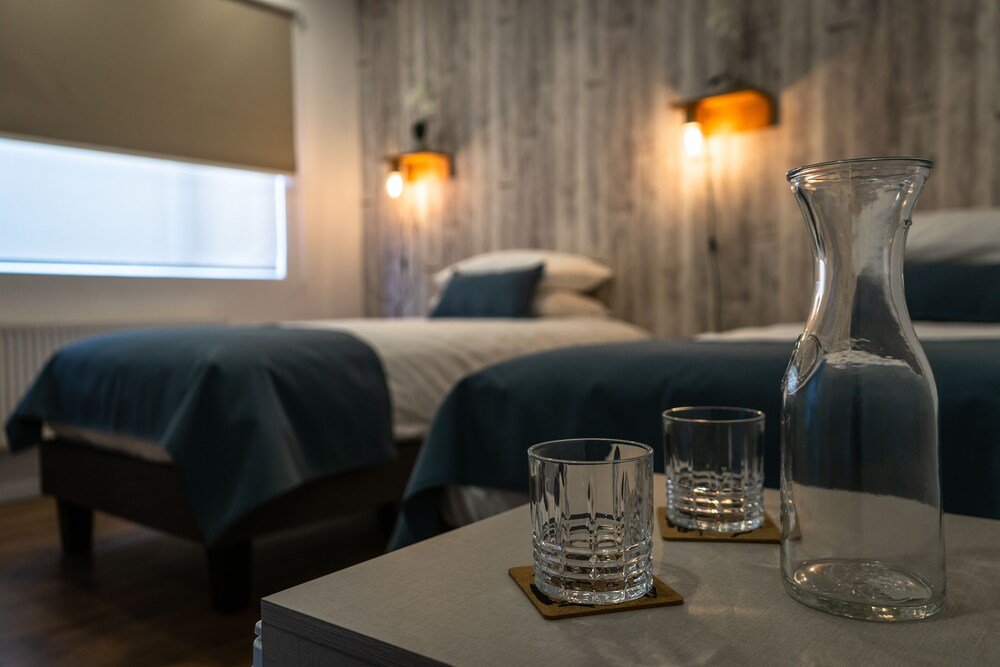 Hotel room with a bed and bedside tables at Kran Kreen
