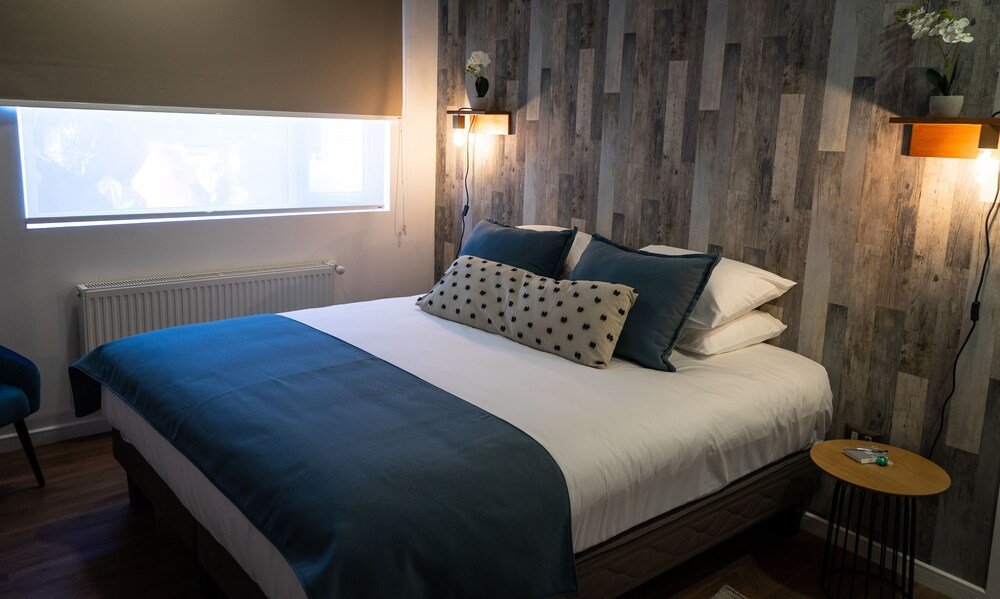 Bedroom with a bed and a window at Hotel Kran Kreen