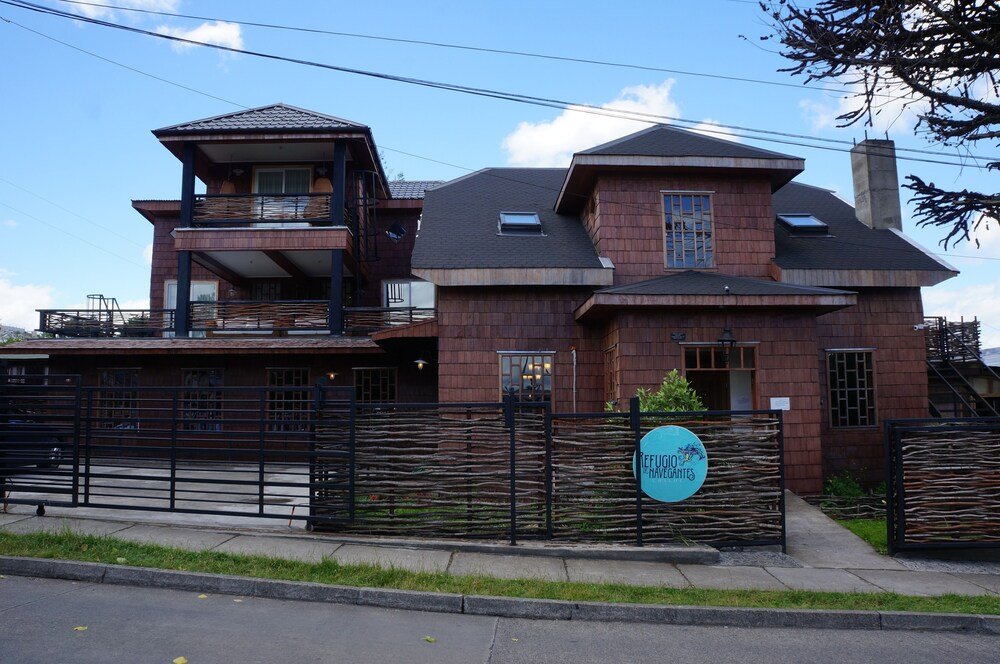 Two-story building with a balcony at Refugio de Navegantes
