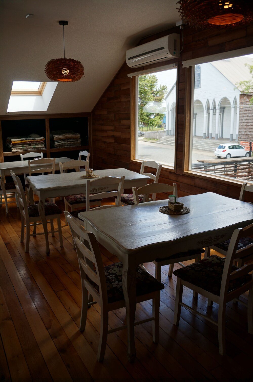 Dining area with wooden tables at the hotel in Dalcahue