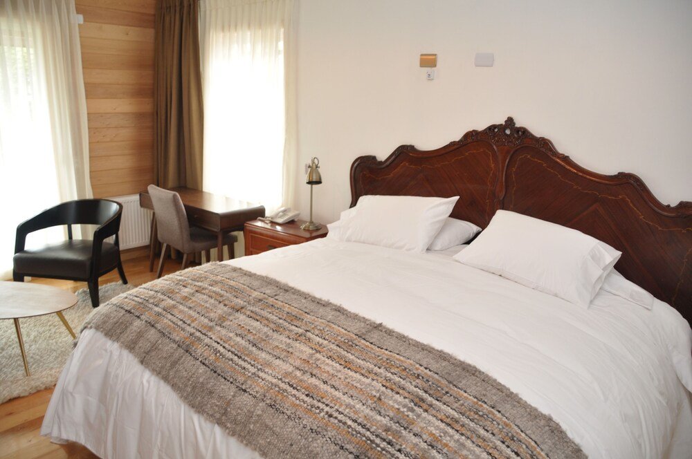 Neatly arranged bedroom at Refugio de Navegantes in Dalcahue