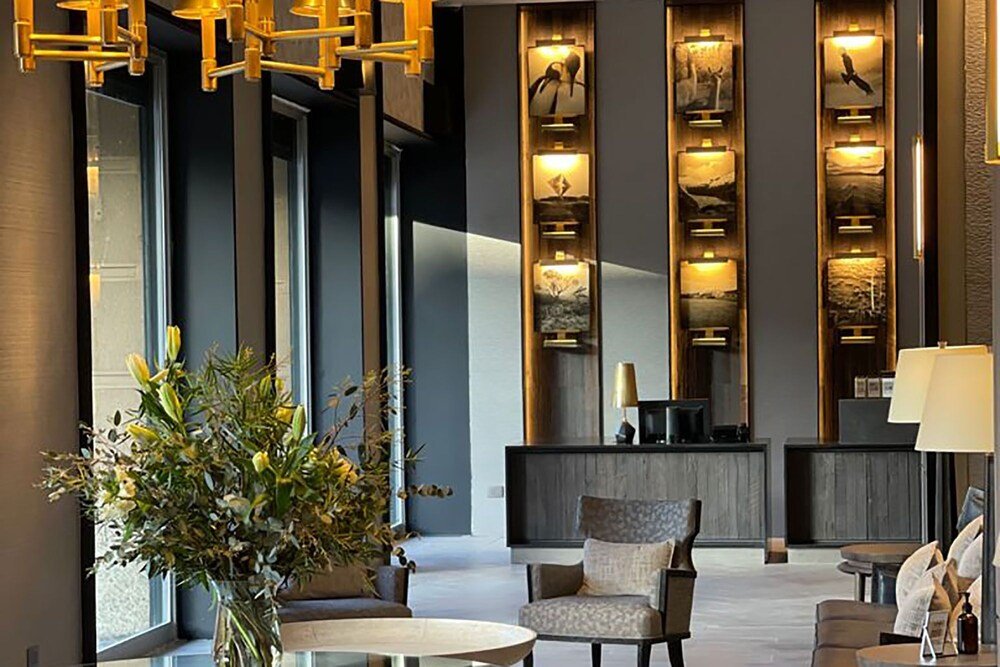 Modern lobby with a reception desk at Hotel Cabo de Hornos