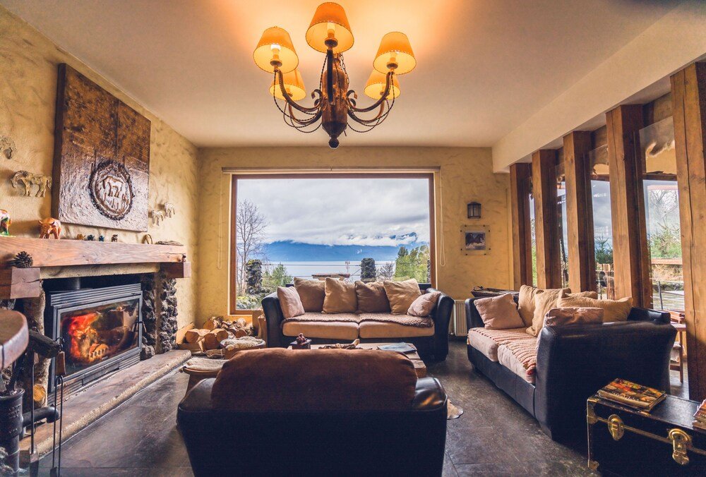 Cozy living room with a fireplace at the hotel