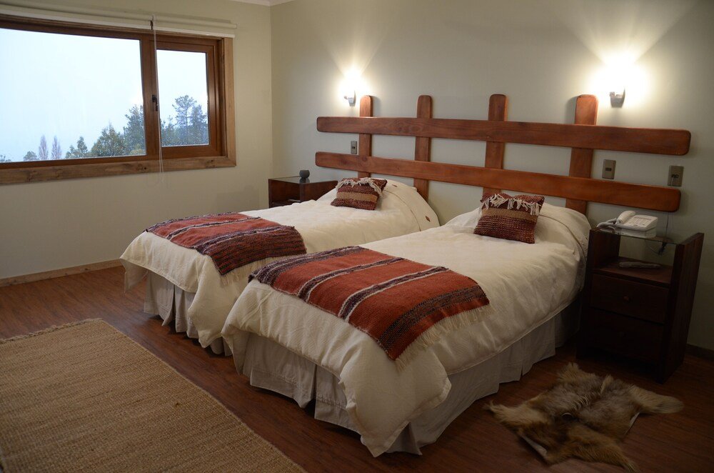 Double bed with wooden headboard in a guest room