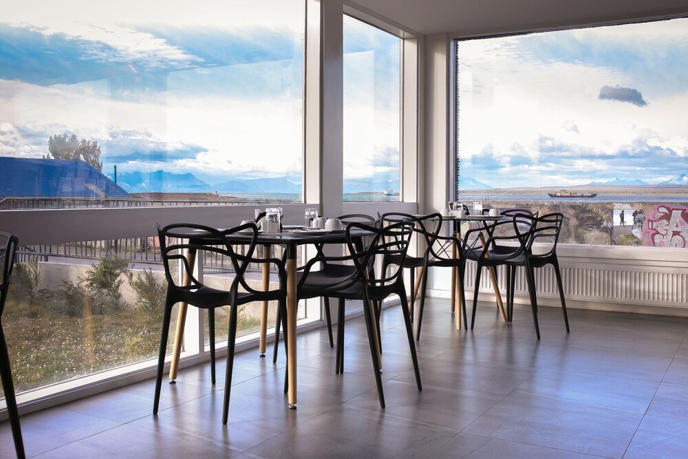 Comedor con vista al agua y a las montañas