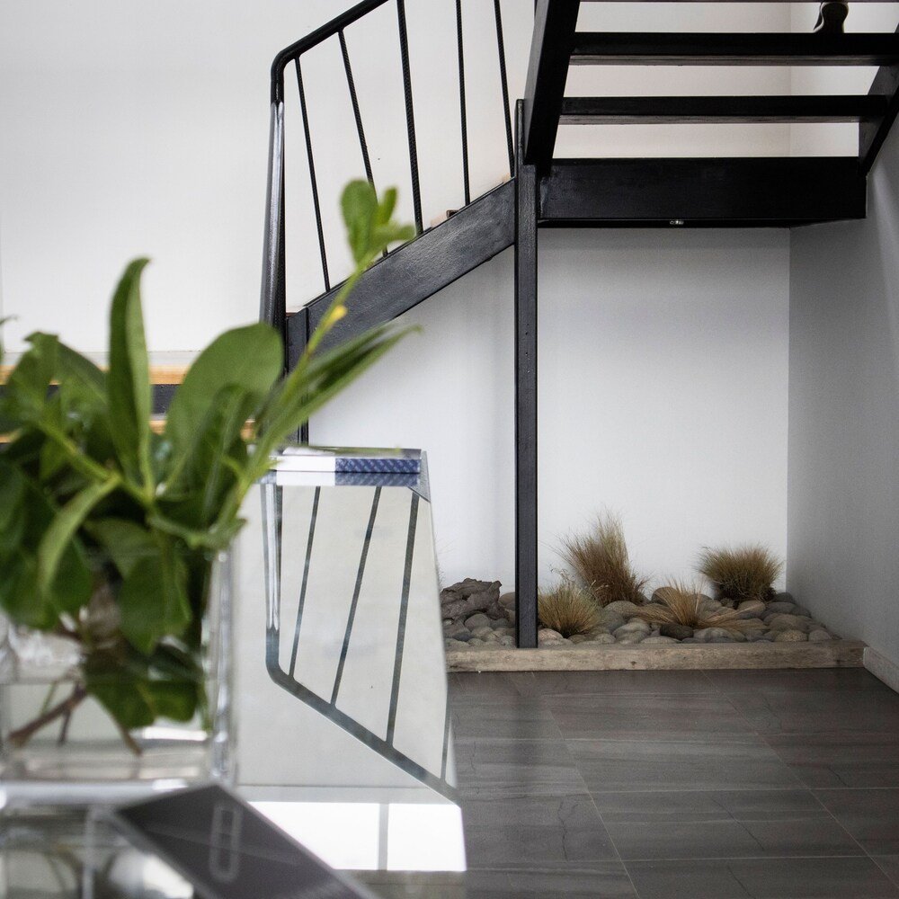 Interior moderno con una escalera y una planta en maceta