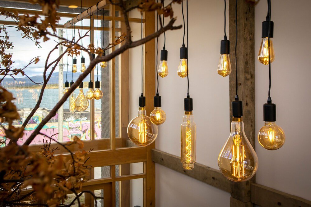 Espacio interior con varias lamparitas colgantes como decoración