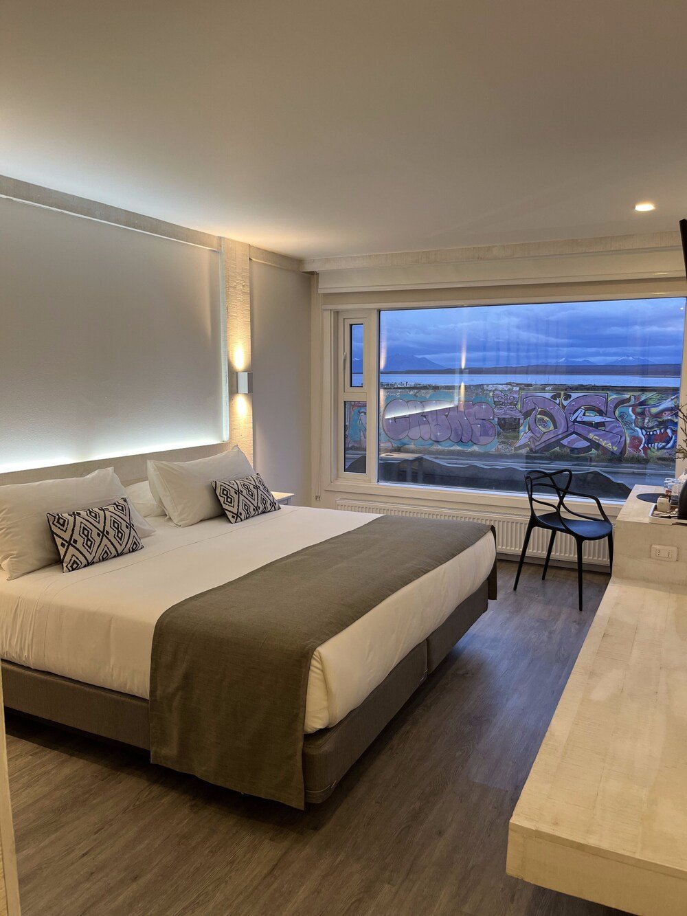 Dormitorio moderno con una cama grande y vista al exterior