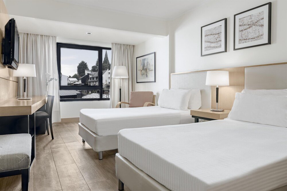 Habitación del hotel con dos camas y un escritorio