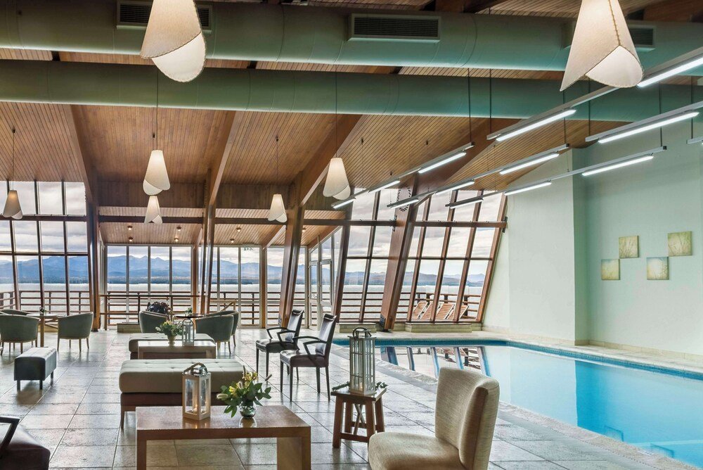 Amplio ambiente interior con pileta en Hotel Edelweiss