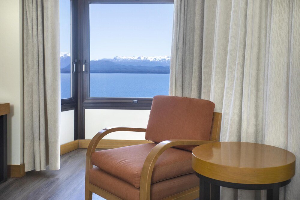 Habitación con vista al lago y a las montañas