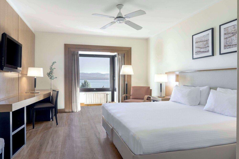 Habitación con cama, escritorio y silla en Hotel Edelweiss