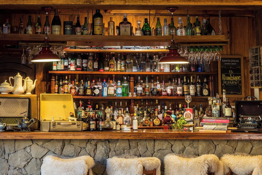 Bar con estantes llenos de botellas
