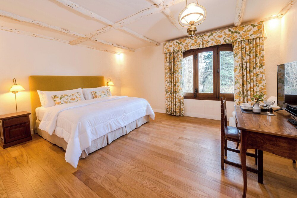 Dormitorio con respaldo de madera