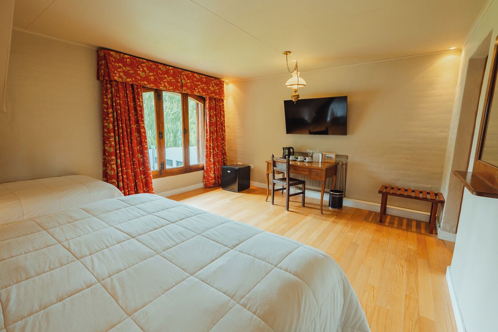 Dormitorio con cama grande y escritorio