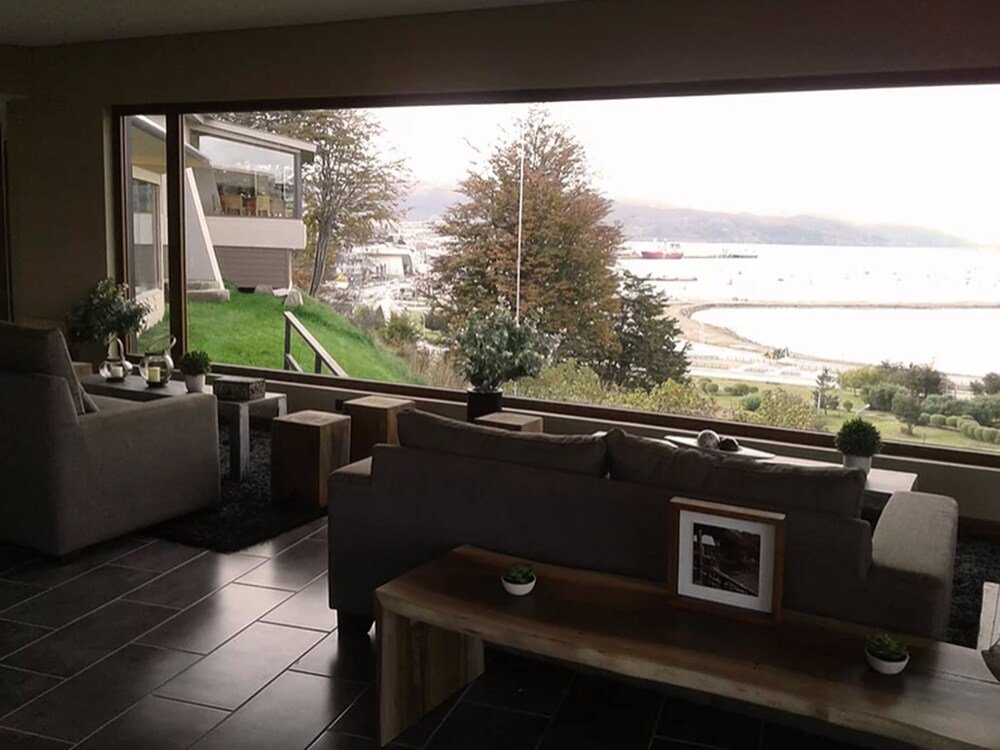 Sala moderna con un gran ventanal