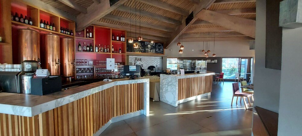 Bar moderno con detalles de madera
