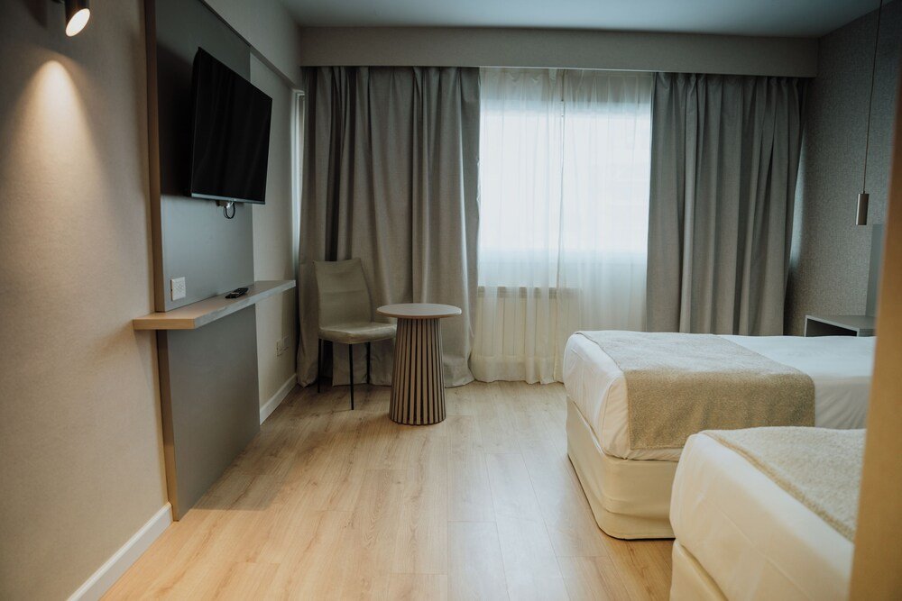Habitación con cama, escritorio y silla