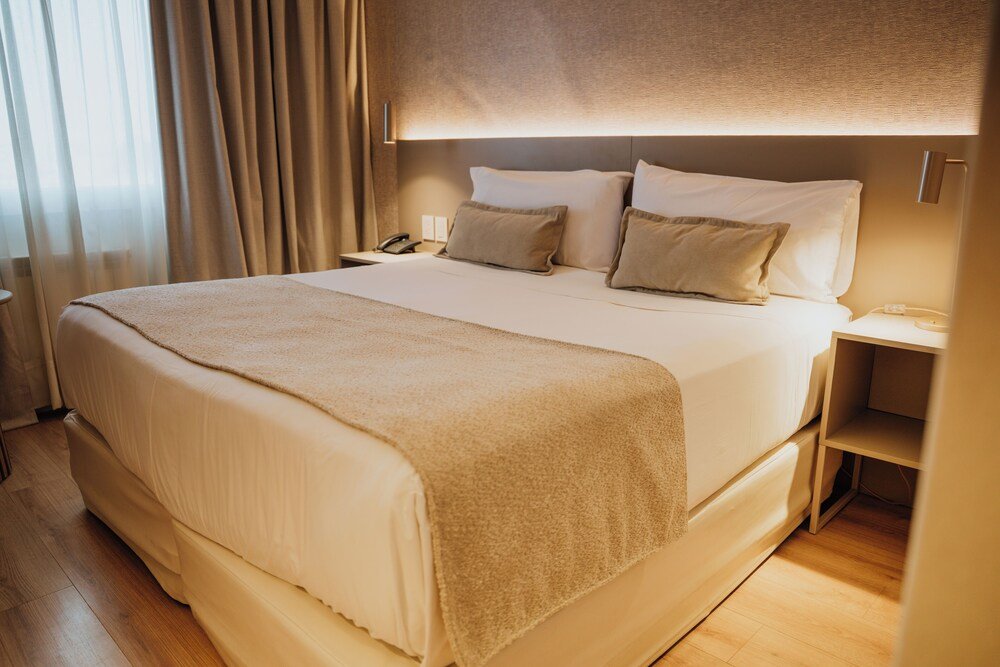 Cama bien tendida con manta beige