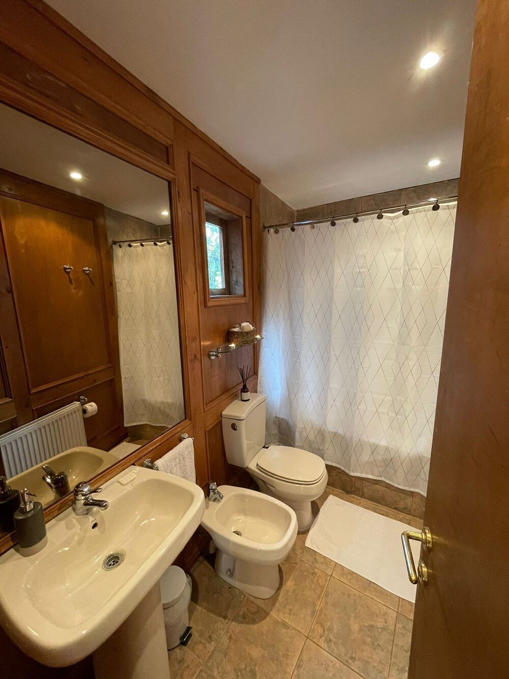 Bathroom with two sinks, a toilet and a bidet