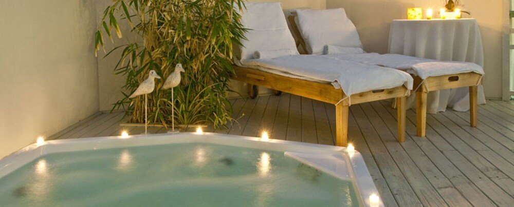 Spa area with a wooden bench at the hotel