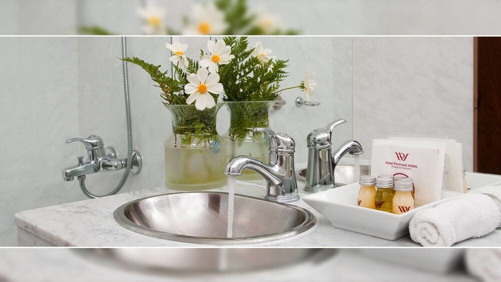 Bathroom with a sink and two faucets at the hotel