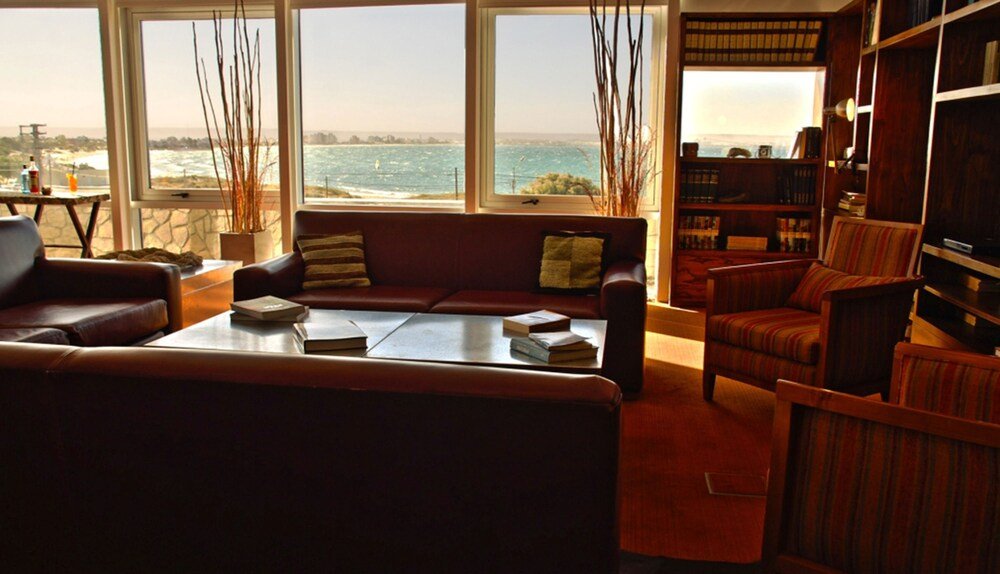 Acogedor living con sofá y sillones en el hotel