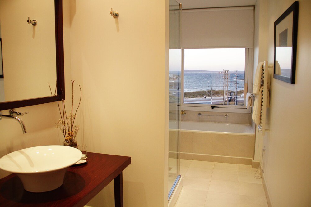 Baño con un gran ventanal y luz natural