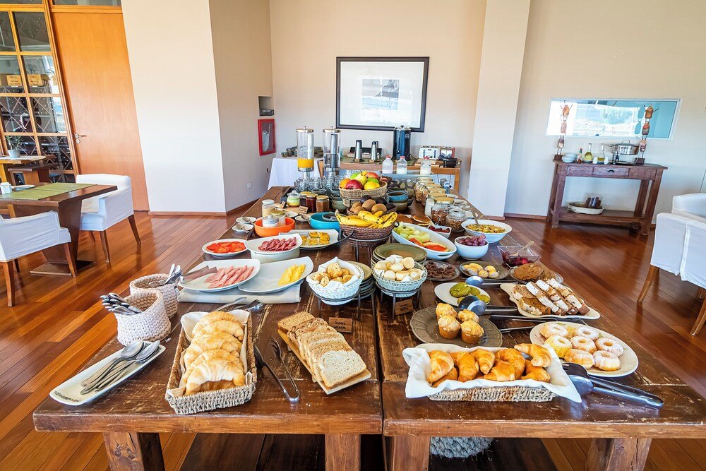 Desayuno buffet con variedad de comidas en el hotel