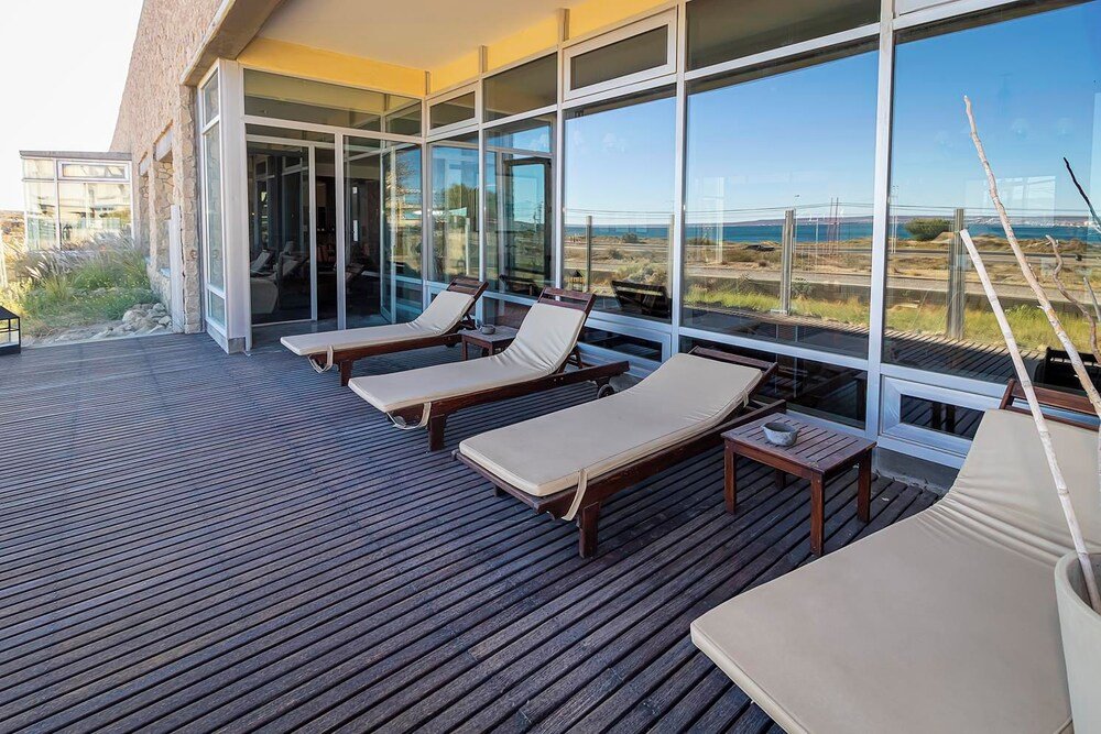 Deck con reposeras de madera en el hotel