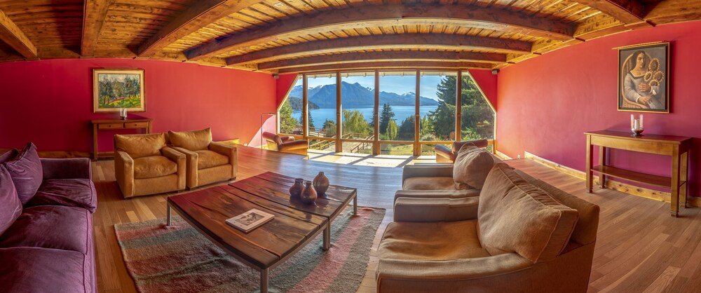 Cozy living room with a wooden ceiling at Hotel Tunquelén