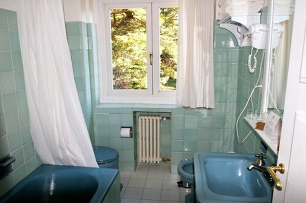 Bathroom with two blue sinks at Hotel Tunquelén