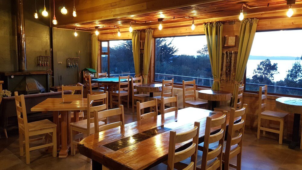 Comedor acogedor con muebles de madera y grandes ventanales