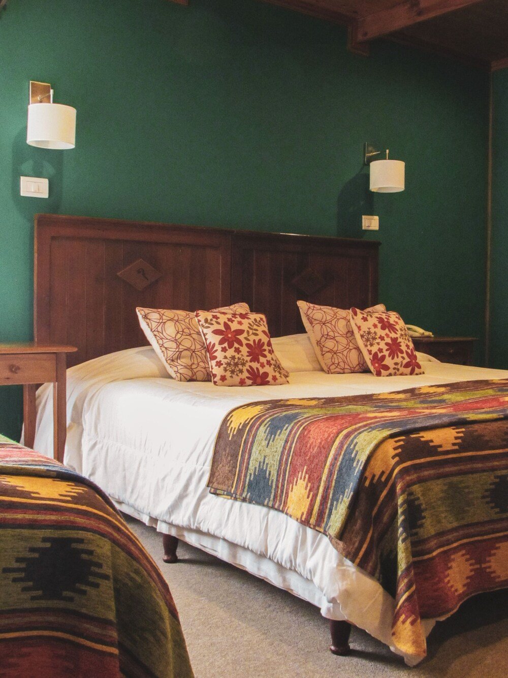 Bed with a wooden headboard and white bedding