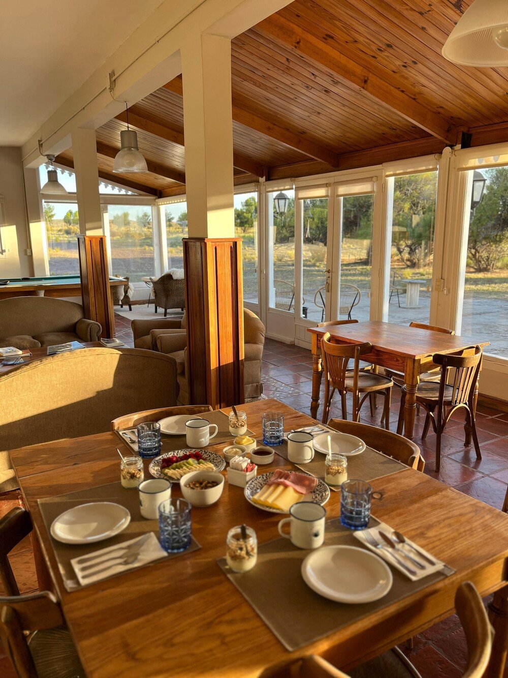 Comedor con mesa de madera en el lodge