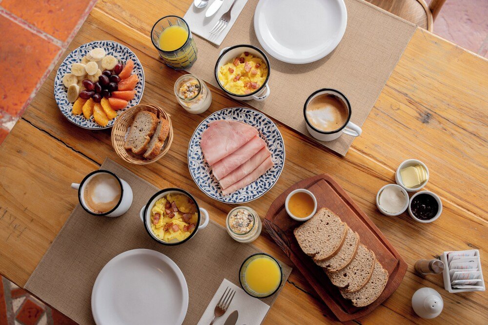 Mesa de desayuno con platos de comida en el lodge