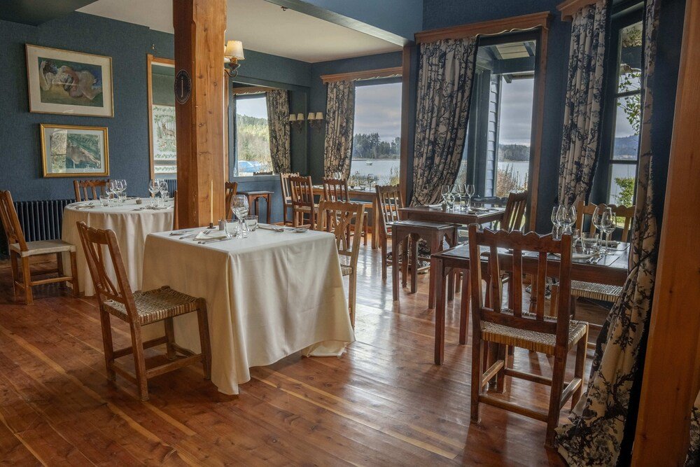 Dining area with wooden tables at Las Balsas