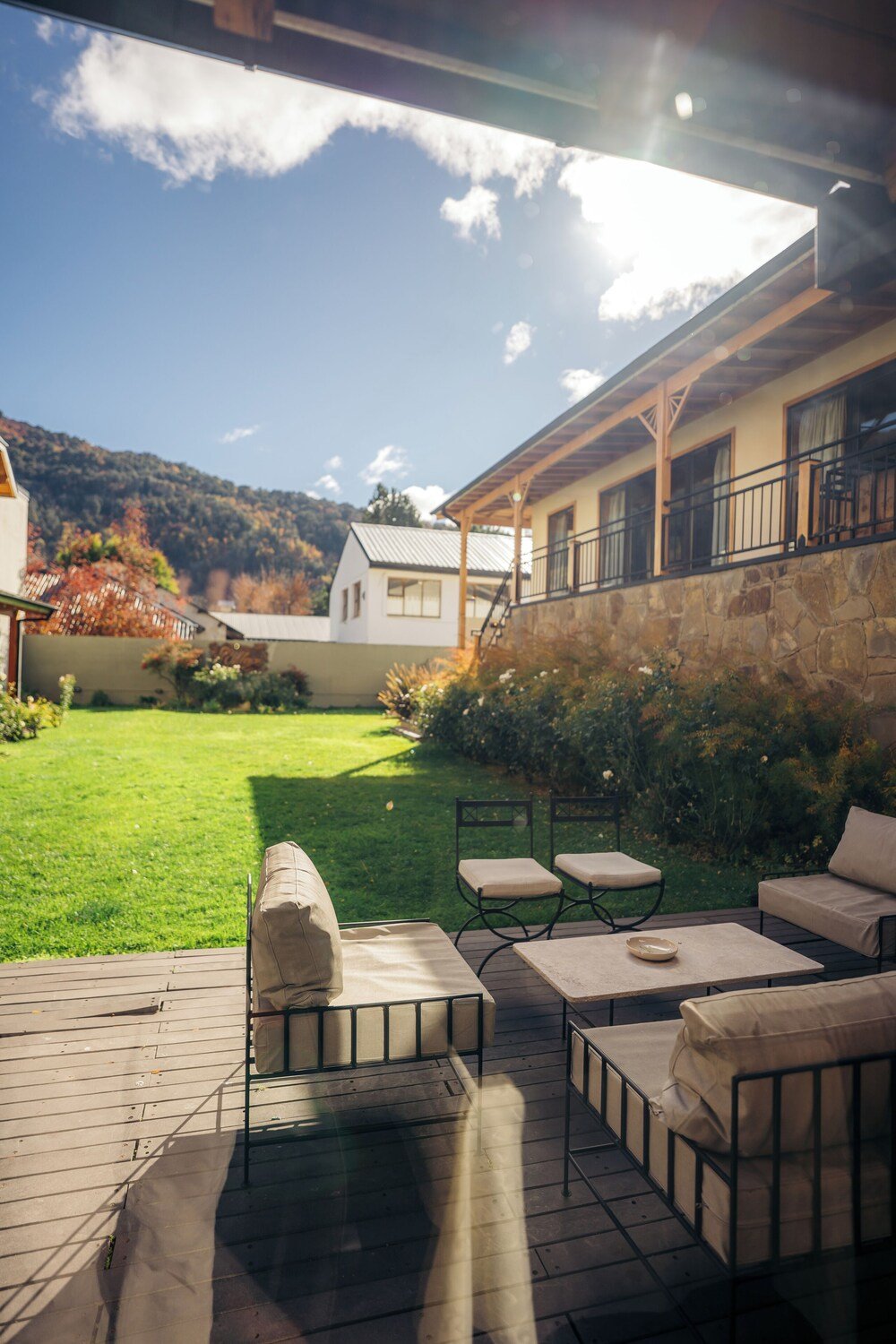 Patio con muebles de exterior y una pared de piedra