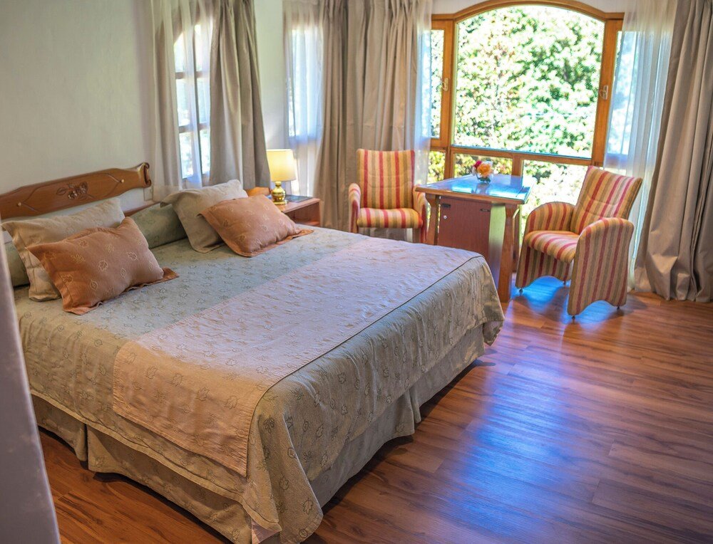 Dormitorio con cama grande y cabecera de madera