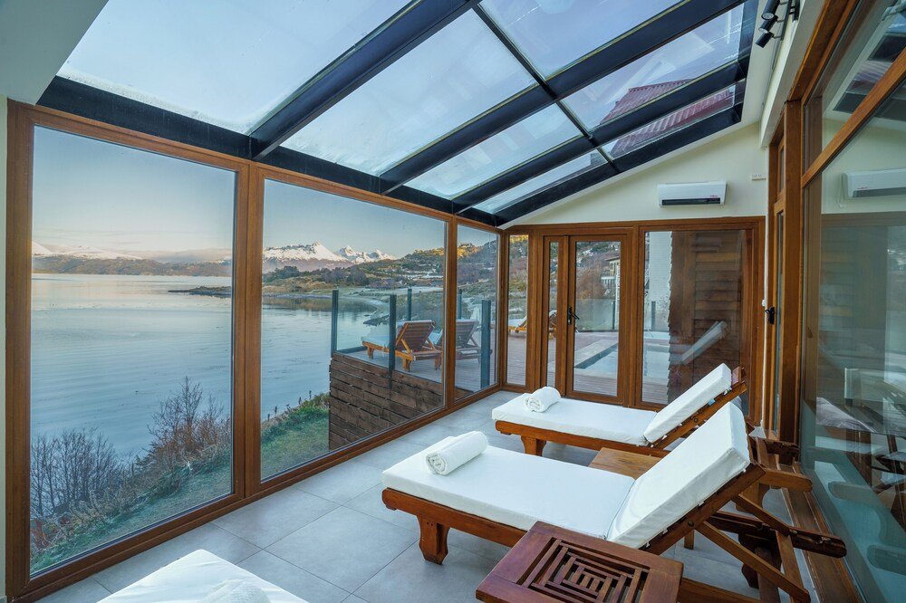 Sala luminosa con ventanales sobre la bahía