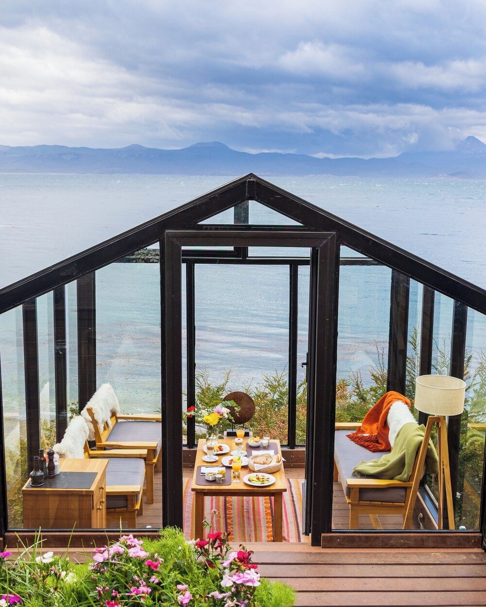 Comedor con techo de vidrio en el resort