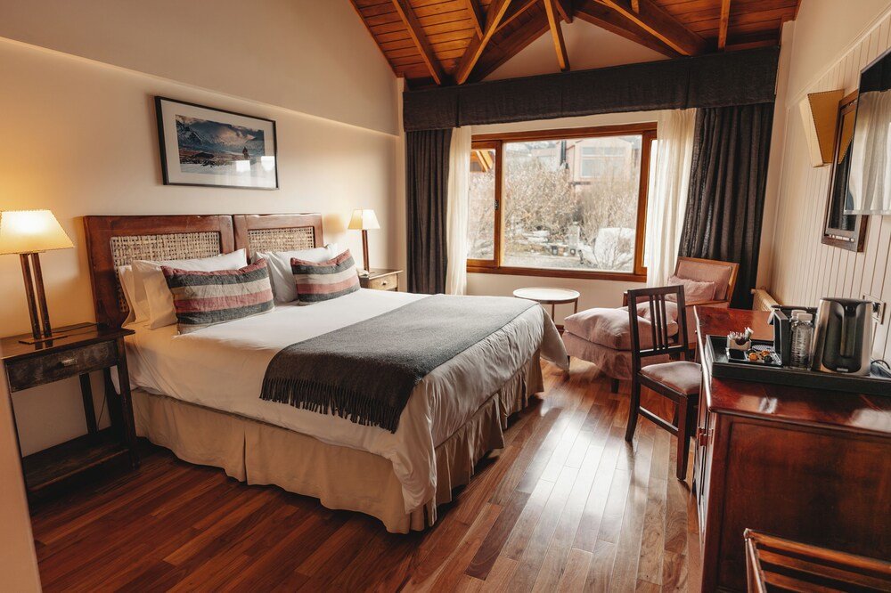 Dormitorio con cama grande y respaldo de madera