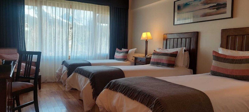 Habitación con dos camas y escritorio
