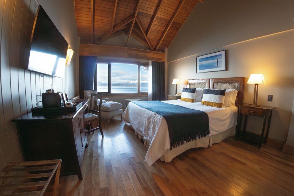Habitación con cama y mesas de noche