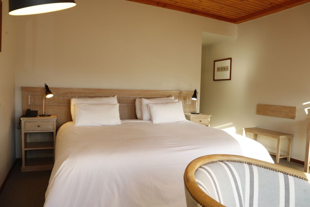 Habitación ordenada con una cama grande