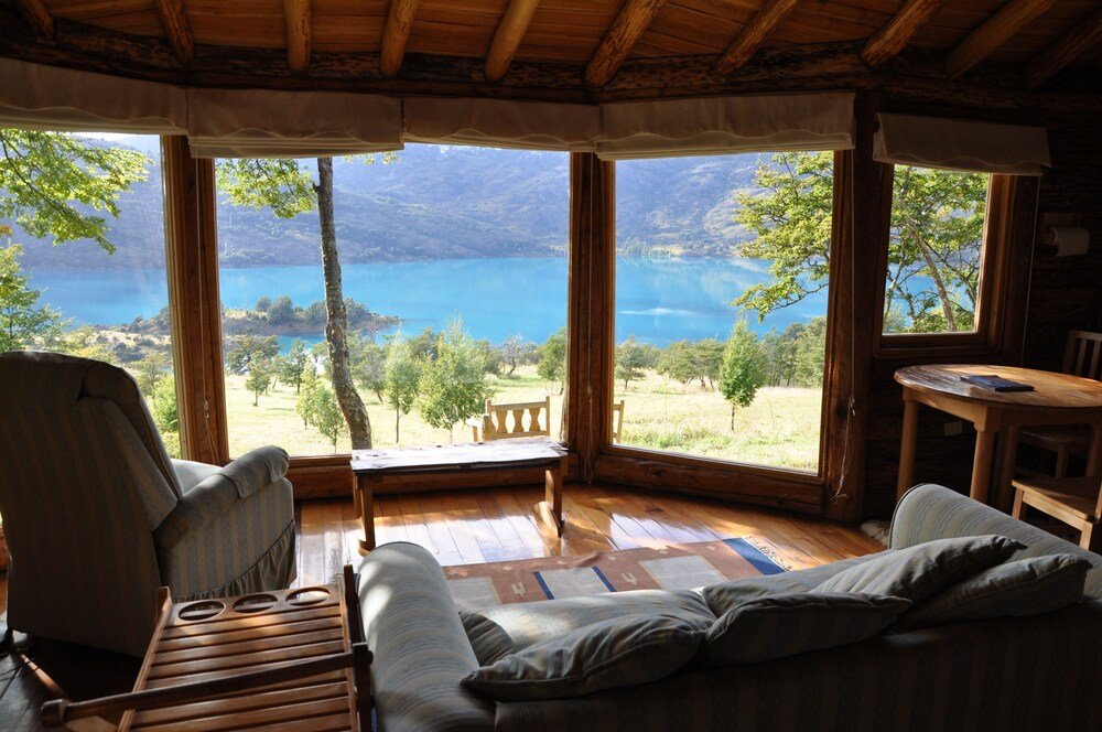 Habitación acogedora de cabaña con ventanal y vista al lago