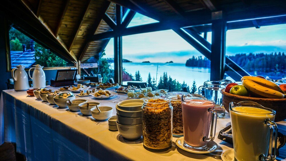 Desayuno buffet con diversos alimentos y bebidas servidos en el hotel